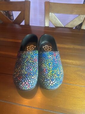 (Multicolor Polka Dots) Nurse Clogs Size 9